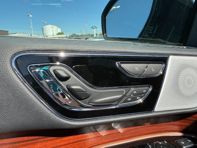 Lincoln Navigator L Vehicle Full-screen Gallery Image 22