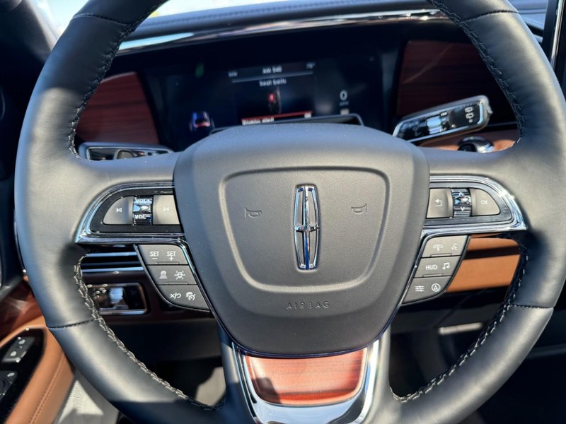 Lincoln Navigator L Vehicle Full-screen Gallery Image 23