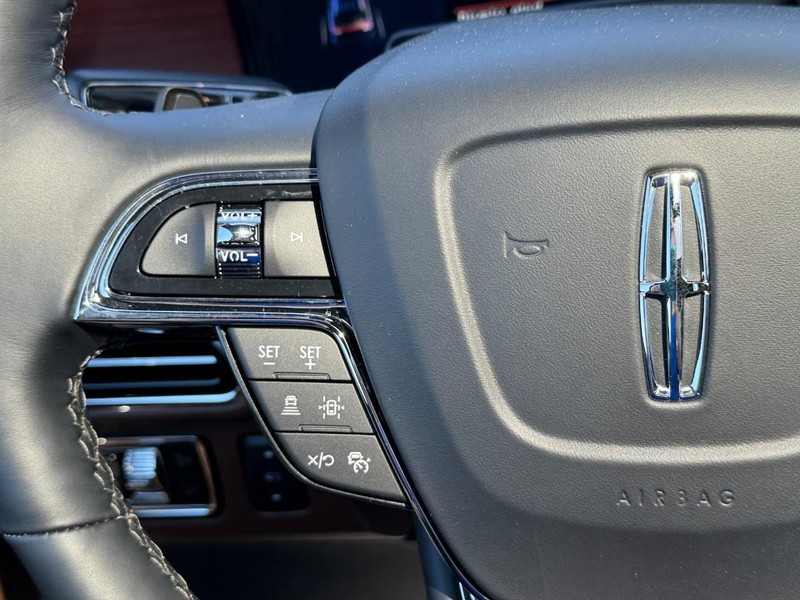 Lincoln Navigator L Vehicle Full-screen Gallery Image 24