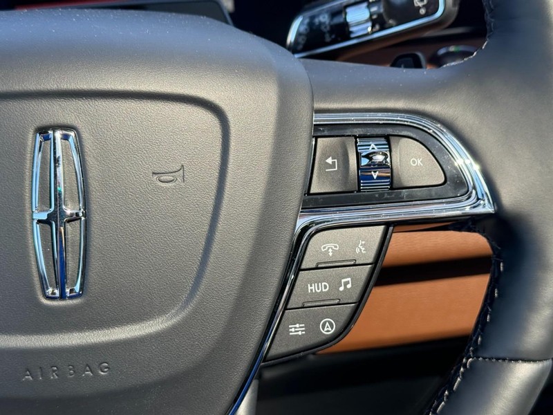 Lincoln Navigator L Vehicle Full-screen Gallery Image 25