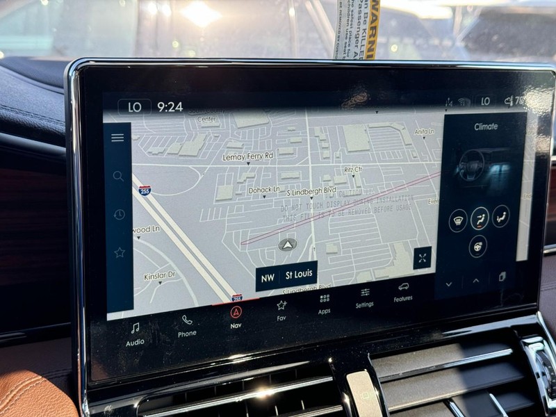 Lincoln Navigator L Vehicle Full-screen Gallery Image 26