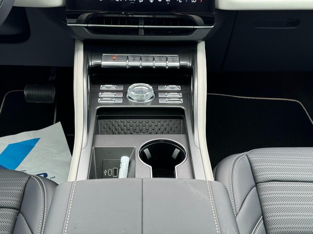 Lincoln Nautilus Vehicle Full-screen Gallery Image 18