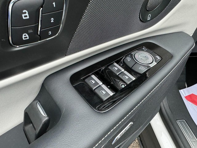 Lincoln Nautilus Vehicle Full-screen Gallery Image 20