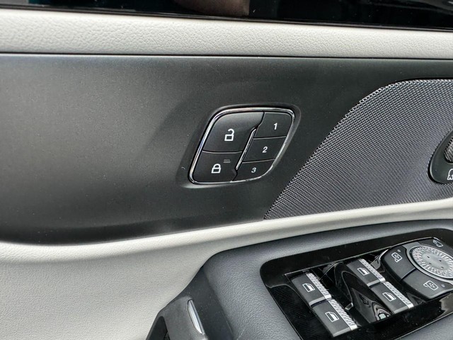 Lincoln Nautilus Vehicle Full-screen Gallery Image 21