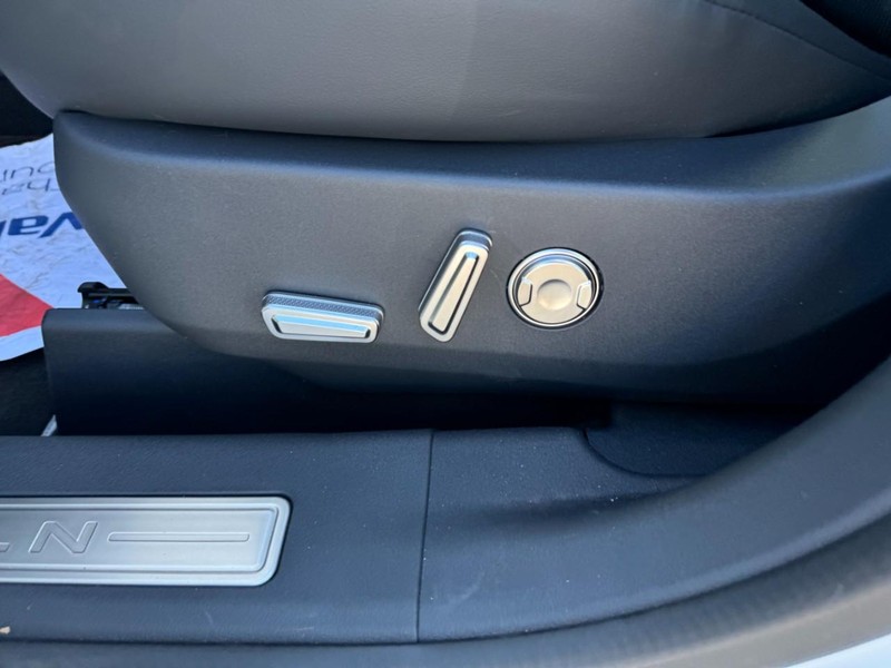 Lincoln Nautilus Vehicle Full-screen Gallery Image 18