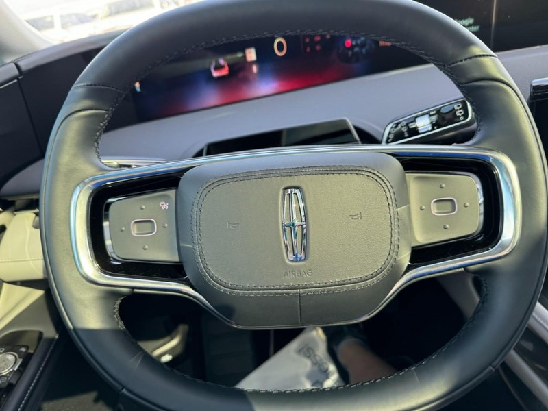 Lincoln Nautilus Vehicle Full-screen Gallery Image 21