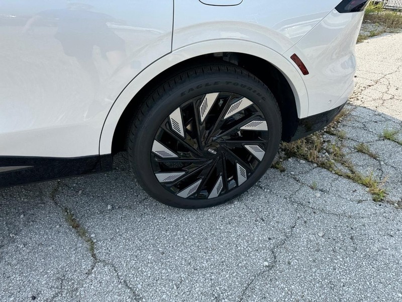 Lincoln Nautilus Vehicle Full-screen Gallery Image 10