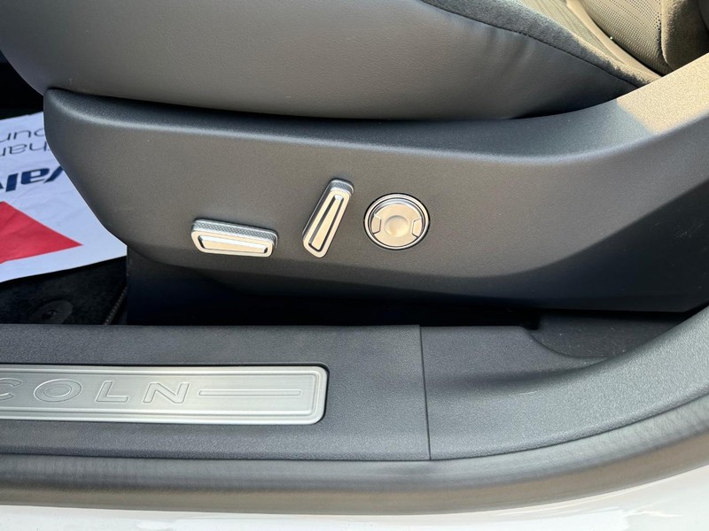 Lincoln Nautilus Vehicle Full-screen Gallery Image 18