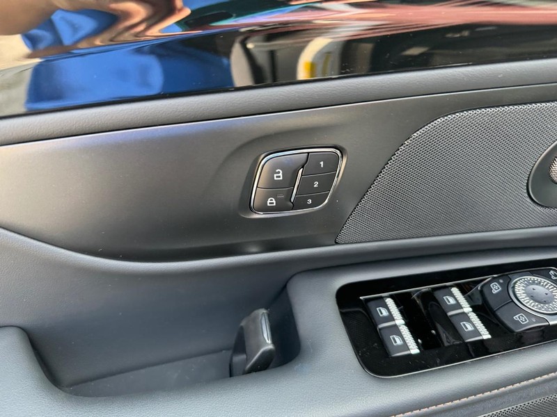 Lincoln Nautilus Vehicle Full-screen Gallery Image 20