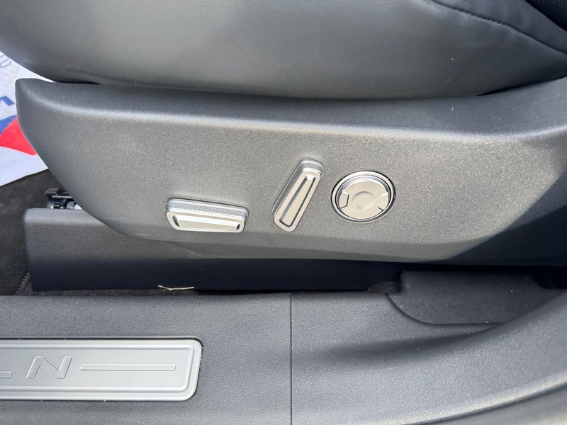 Lincoln Nautilus Vehicle Full-screen Gallery Image 18
