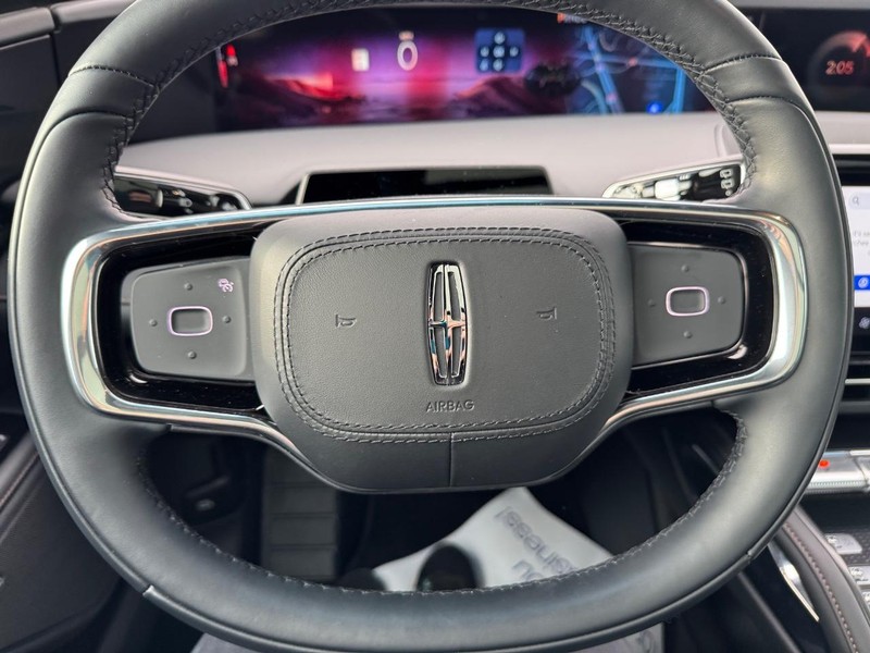 Lincoln Nautilus Vehicle Full-screen Gallery Image 21