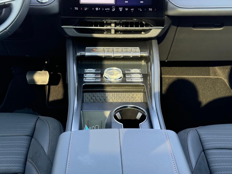 Lincoln Nautilus Vehicle Full-screen Gallery Image 17
