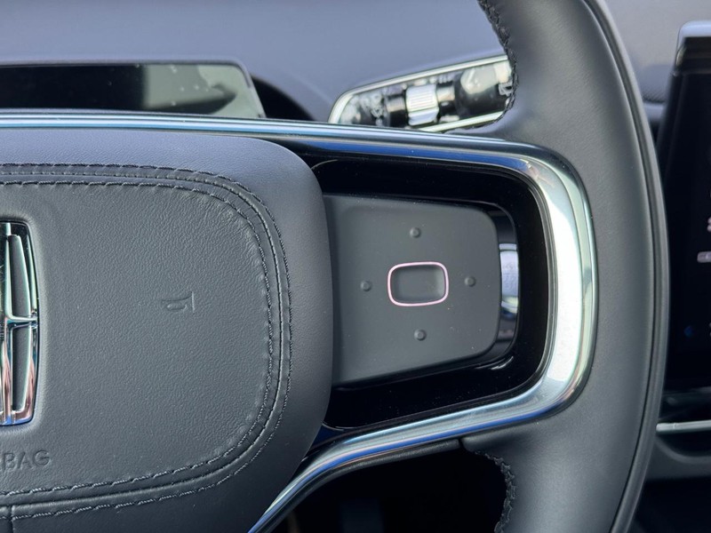Lincoln Nautilus Vehicle Full-screen Gallery Image 23