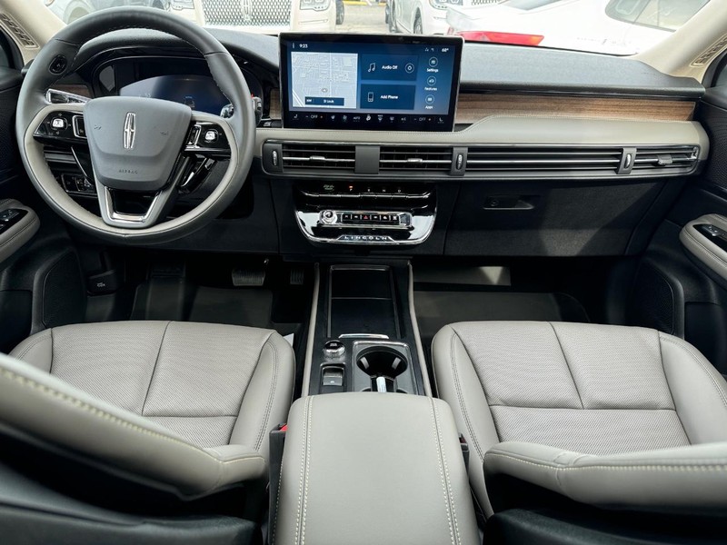 Lincoln Corsair Vehicle Full-screen Gallery Image 14