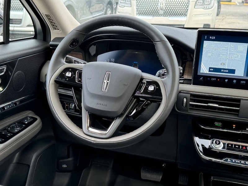 Lincoln Corsair Vehicle Full-screen Gallery Image 15