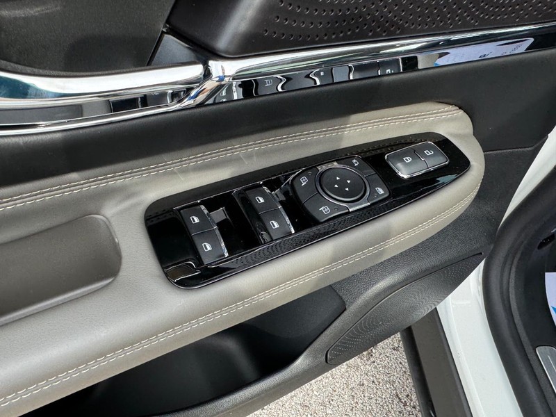 Lincoln Corsair Vehicle Full-screen Gallery Image 19