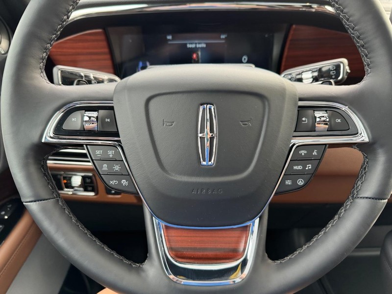 Lincoln Navigator Vehicle Full-screen Gallery Image 23
