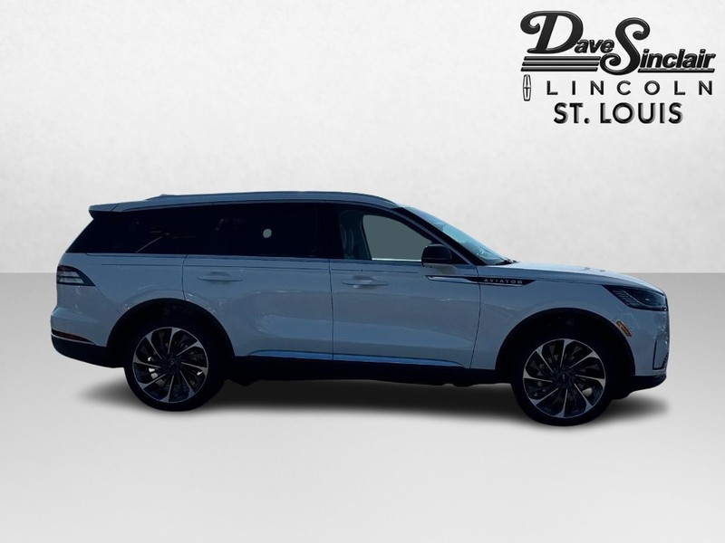 Lincoln Aviator Vehicle Full-screen Gallery Image 04