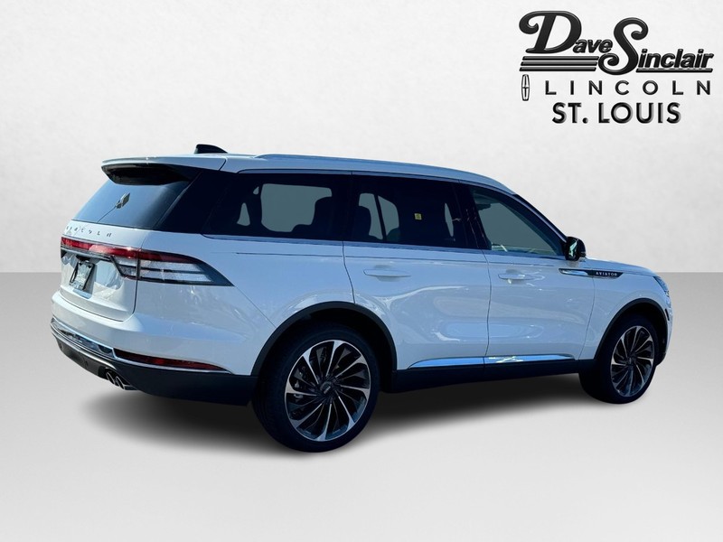 Lincoln Aviator Vehicle Full-screen Gallery Image 05