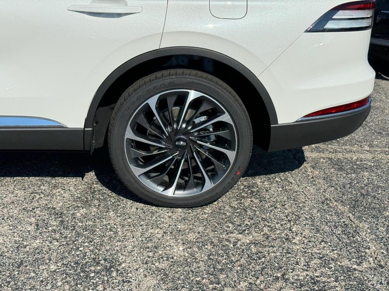 Lincoln Aviator Vehicle Full-screen Gallery Image 10