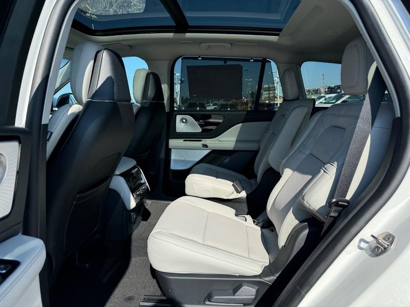 Lincoln Aviator Vehicle Full-screen Gallery Image 11