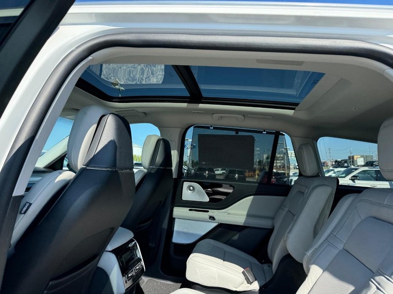 Lincoln Aviator Vehicle Full-screen Gallery Image 12