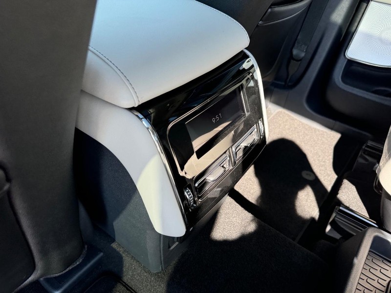 Lincoln Aviator Vehicle Full-screen Gallery Image 13