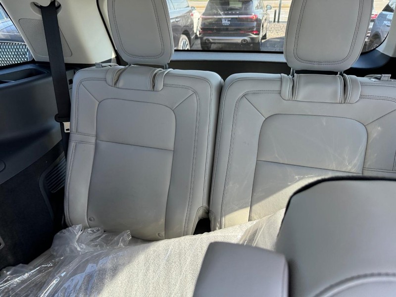 Lincoln Aviator Vehicle Full-screen Gallery Image 14