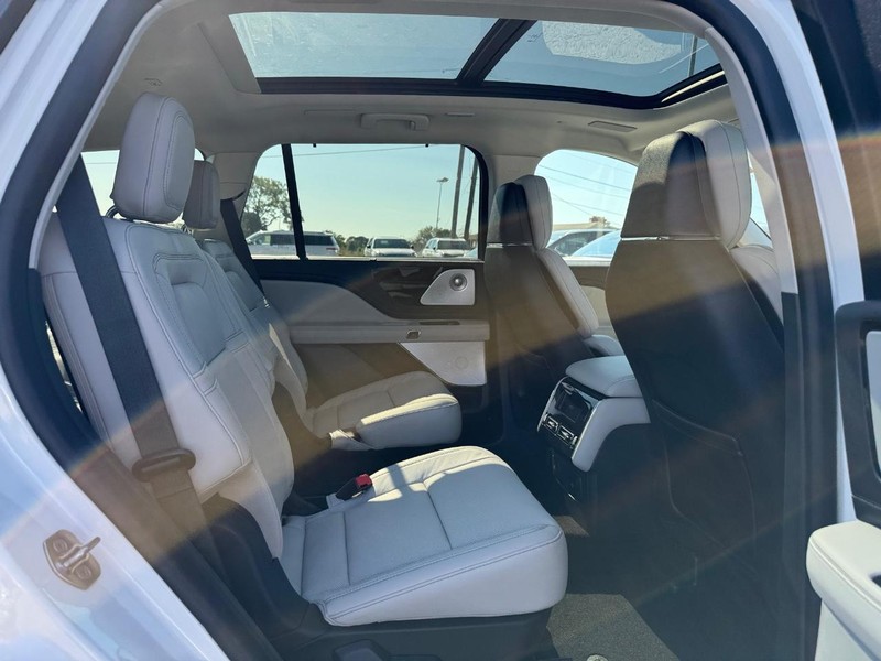 Lincoln Aviator Vehicle Full-screen Gallery Image 15