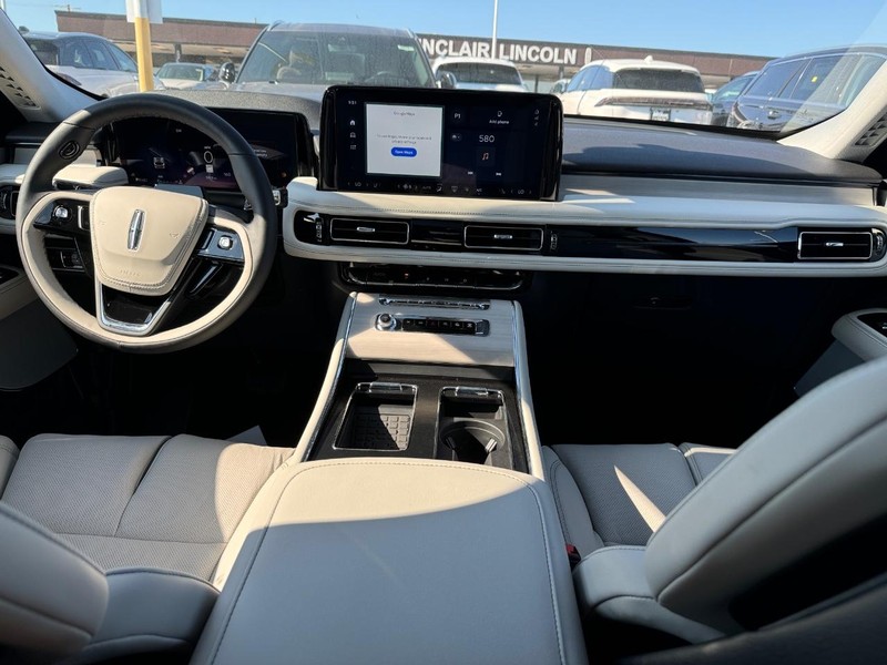 Lincoln Aviator Vehicle Full-screen Gallery Image 16