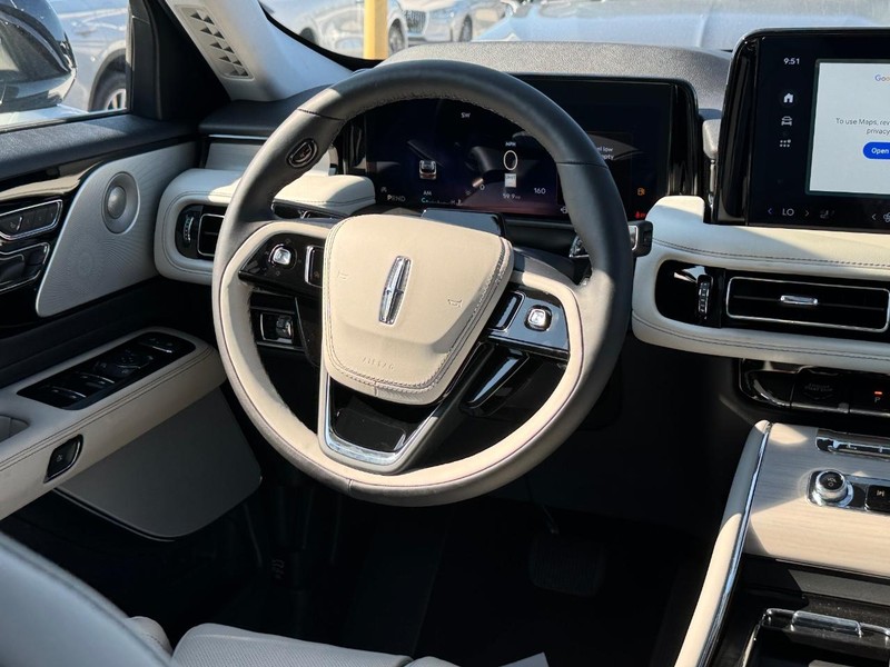 Lincoln Aviator Vehicle Full-screen Gallery Image 17