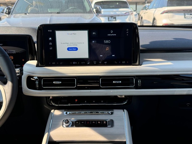 Lincoln Aviator Vehicle Full-screen Gallery Image 18