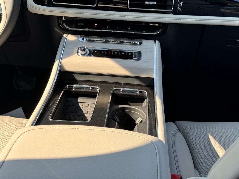 Lincoln Aviator Vehicle Full-screen Gallery Image 19