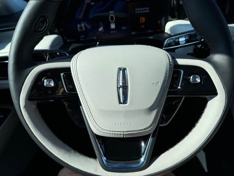 Lincoln Aviator Vehicle Full-screen Gallery Image 23