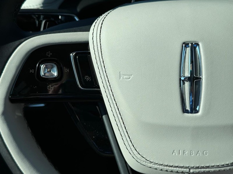 Lincoln Aviator Vehicle Full-screen Gallery Image 24