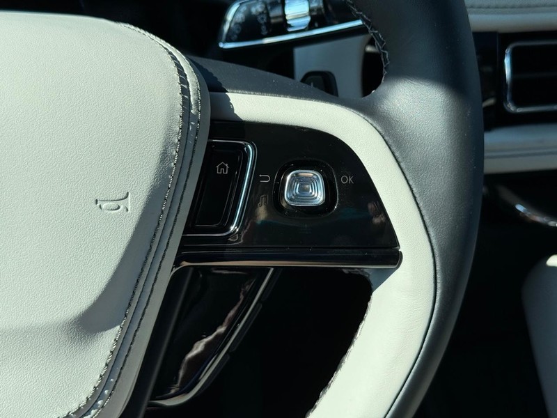 Lincoln Aviator Vehicle Full-screen Gallery Image 25