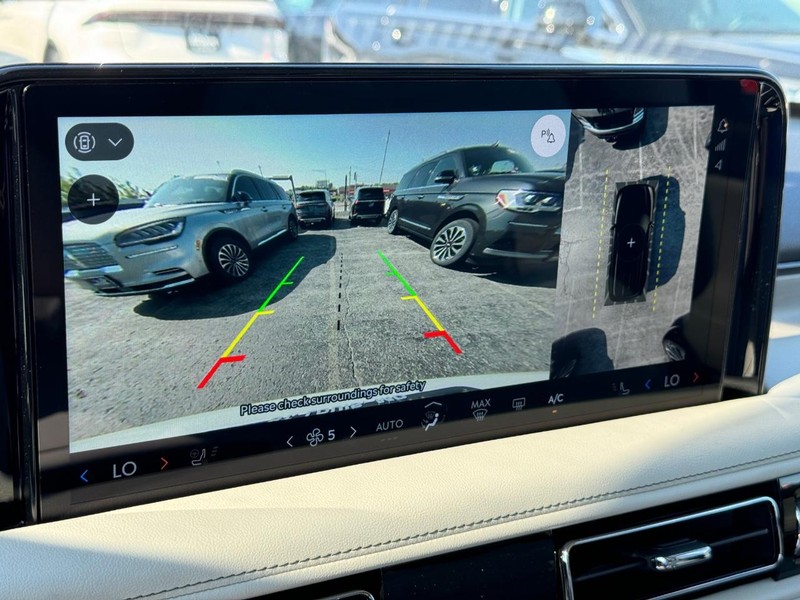 Lincoln Aviator Vehicle Full-screen Gallery Image 27