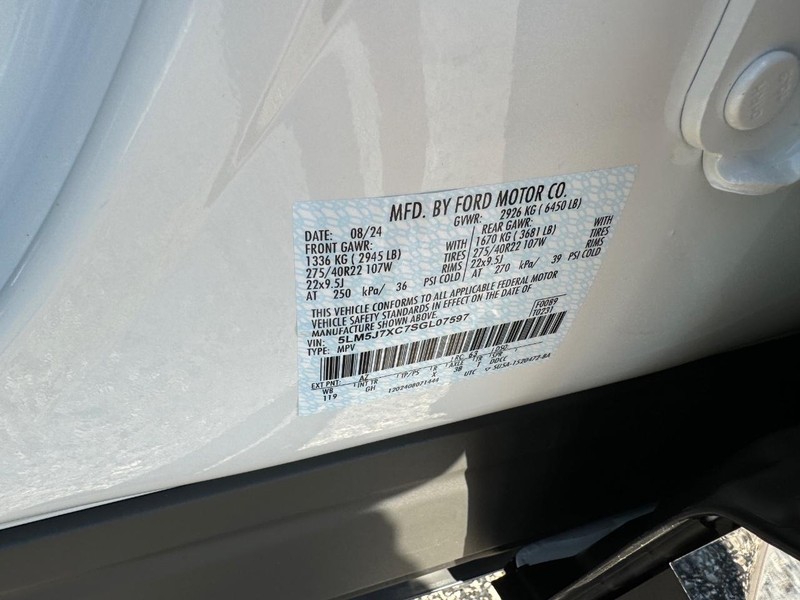 Lincoln Aviator Vehicle Full-screen Gallery Image 28