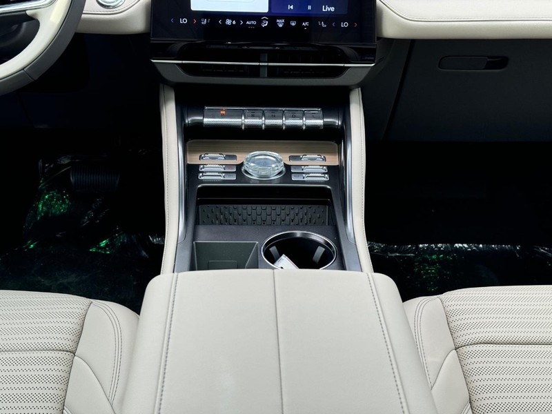 Lincoln Nautilus Vehicle Full-screen Gallery Image 17