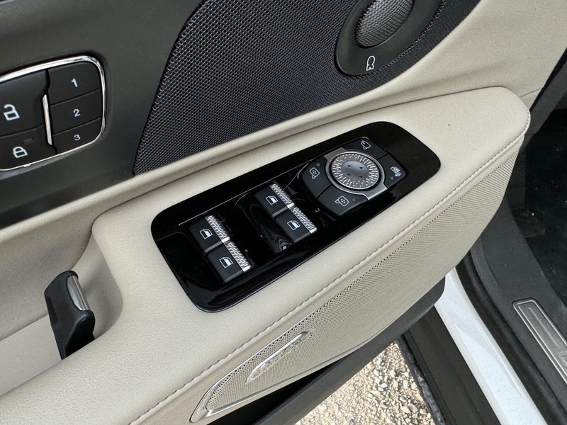 Lincoln Nautilus Vehicle Full-screen Gallery Image 19