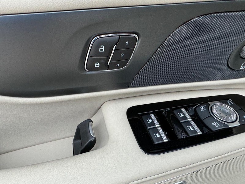 Lincoln Nautilus Vehicle Full-screen Gallery Image 20