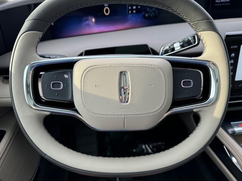 Lincoln Nautilus Vehicle Full-screen Gallery Image 21