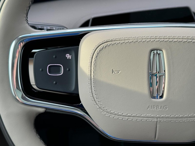 Lincoln Nautilus Vehicle Full-screen Gallery Image 22