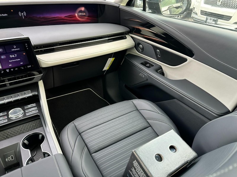 Lincoln Nautilus Vehicle Full-screen Gallery Image 15