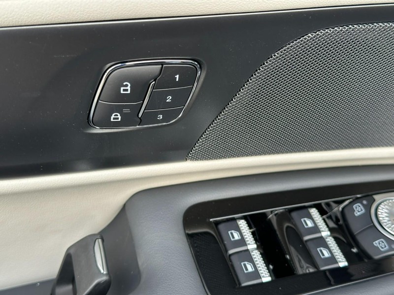Lincoln Nautilus Vehicle Full-screen Gallery Image 17