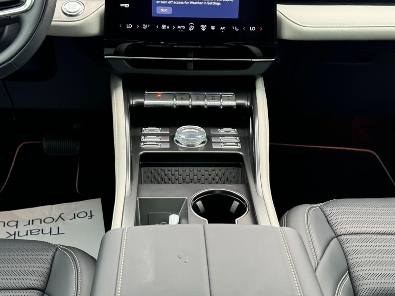 Lincoln Nautilus Vehicle Full-screen Gallery Image 17