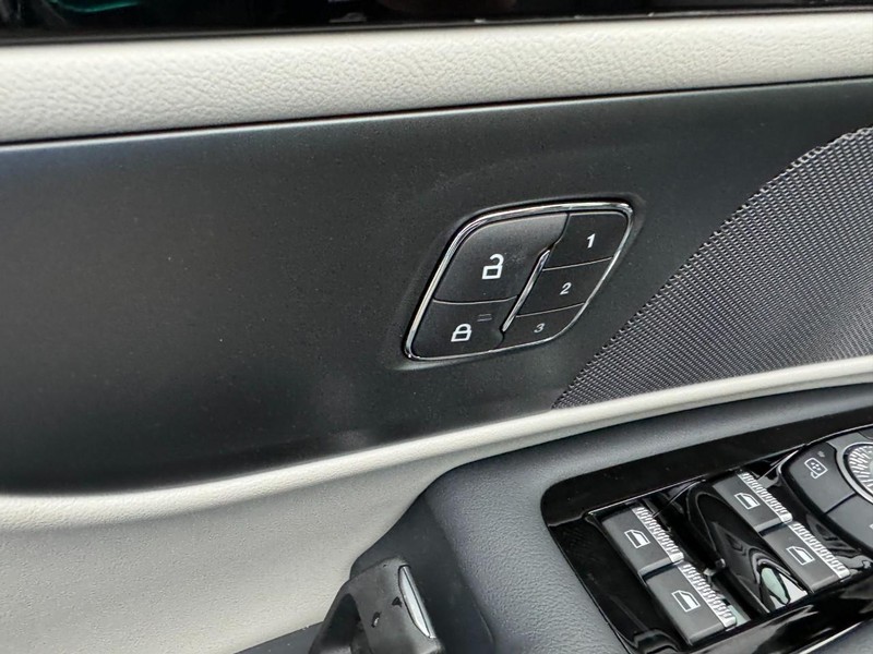 Lincoln Nautilus Vehicle Full-screen Gallery Image 20
