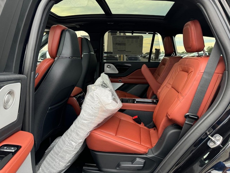 Lincoln Aviator Vehicle Full-screen Gallery Image 11
