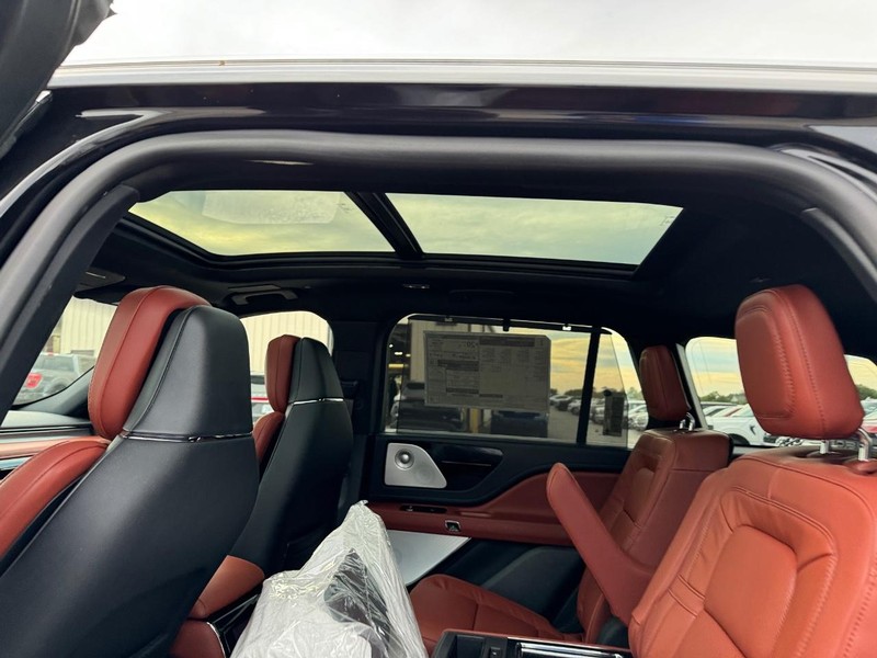 Lincoln Aviator Vehicle Full-screen Gallery Image 12