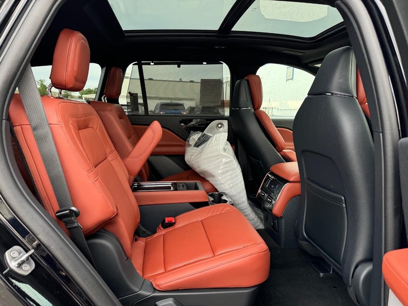 Lincoln Aviator Vehicle Full-screen Gallery Image 14